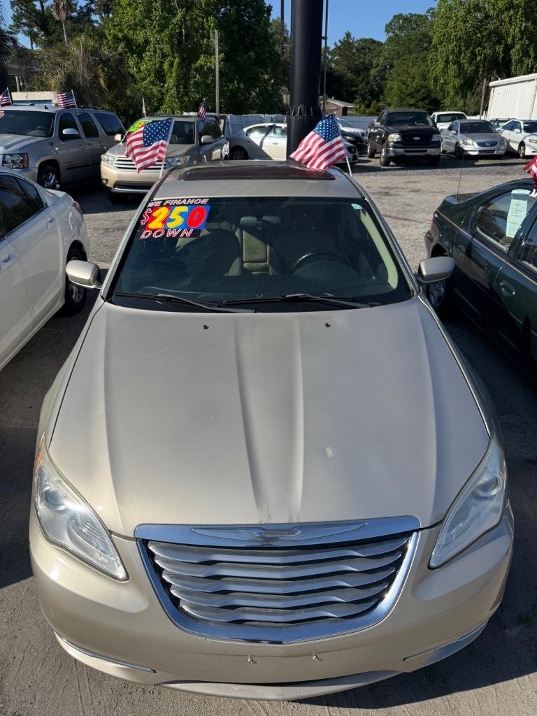 2013 Chrysler 200 Touring's photo